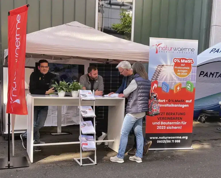 Messestand der Firma naturwaerme mit zwei Beratern auf der Main-Echo Energiemesse 2023.