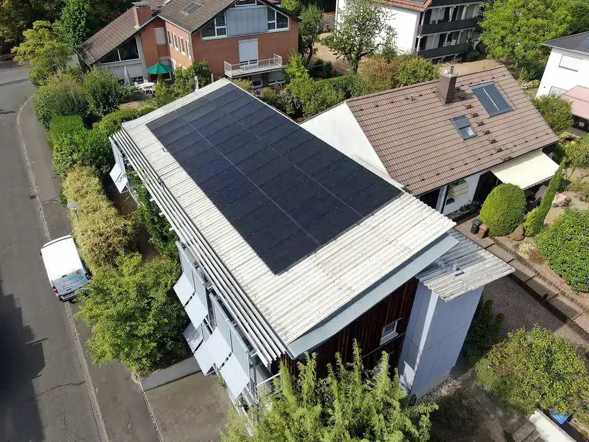 Haus mit Photovoltaikanlage auf dem Dach in Aschaffenburg.