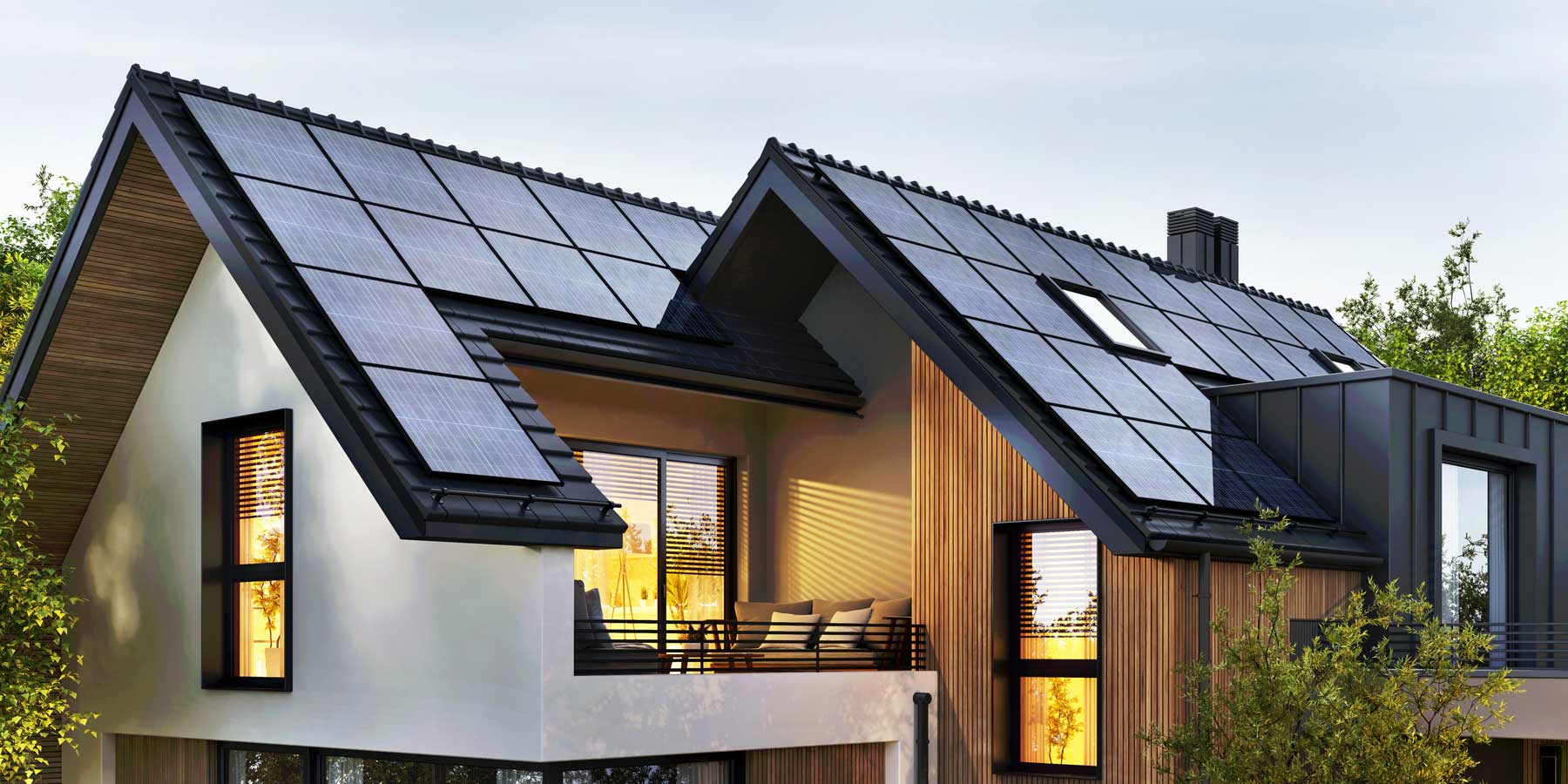 Haus mit großer Photovoltaikanlage.
