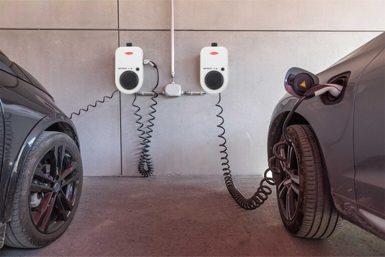 Fronius Wallbox Testsieger an jeweils zwei Autos angeschlossen