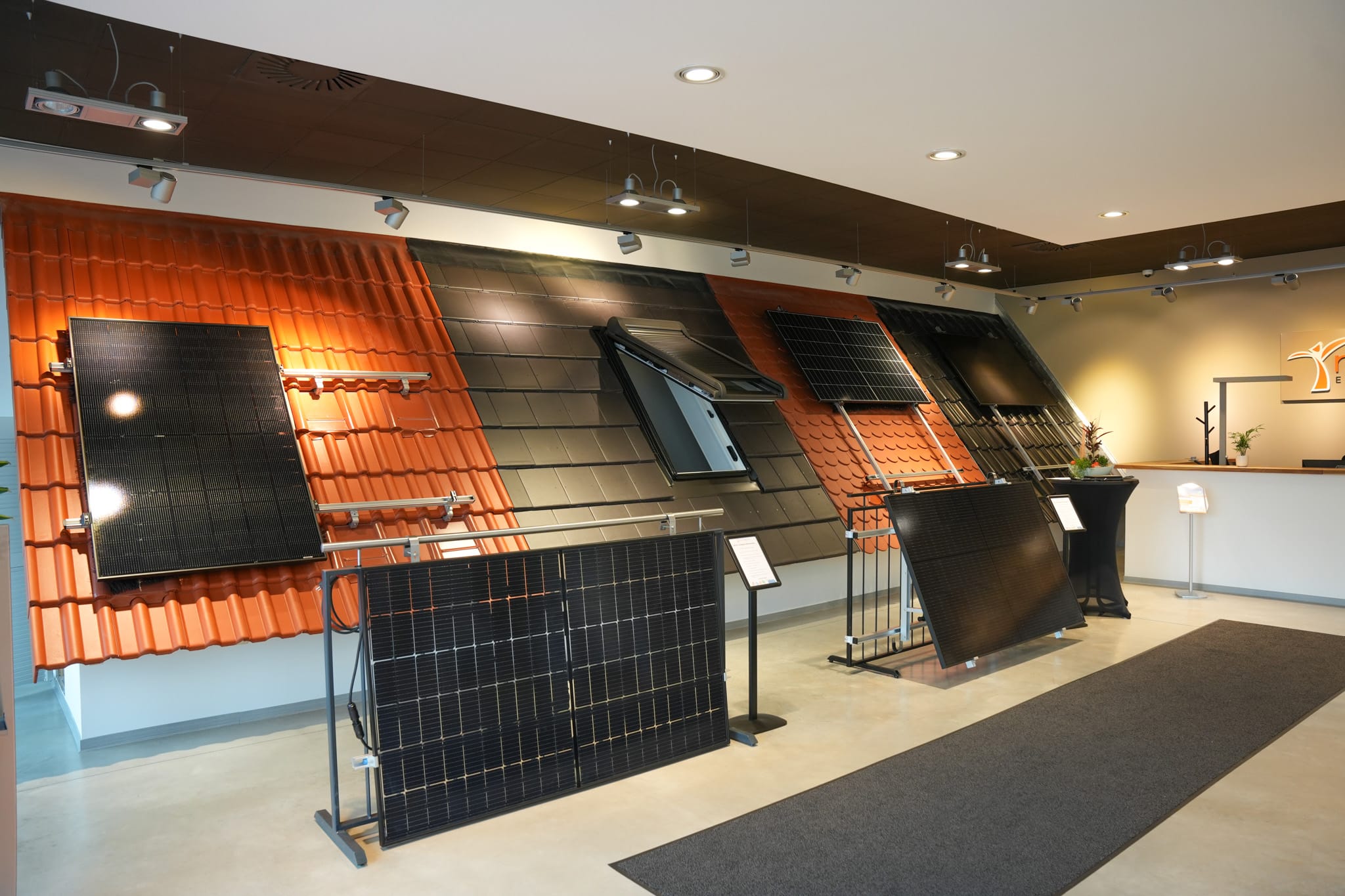 Musterdach mit Solarmodulen in Photovoltaikausstellung in Bruchköbel.