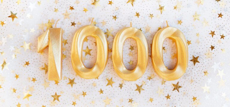 Kerzen in gold die die Zahl 1000 abbilden