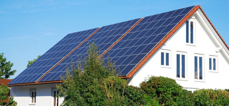 Haus mit roten Dachziegeln und großer Photovoltaikanlage.