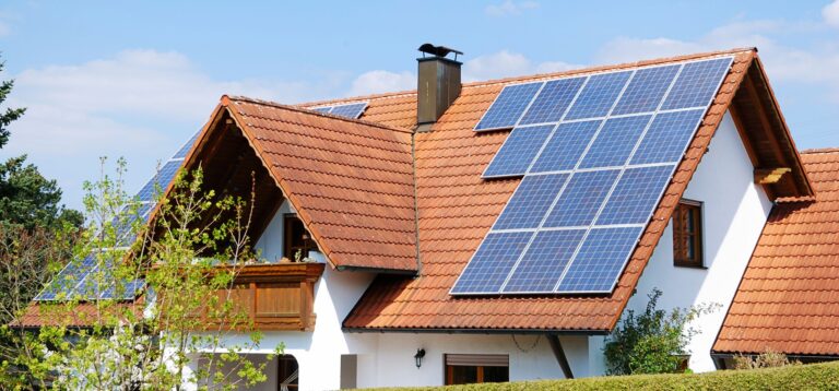 Dach mit Photovoltaikanlage