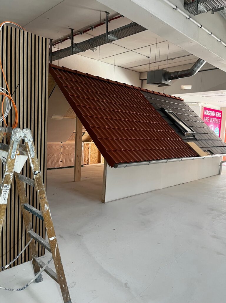 Musterdach von Außen für die Photovoltaik Ausstellung in Mainaschaff