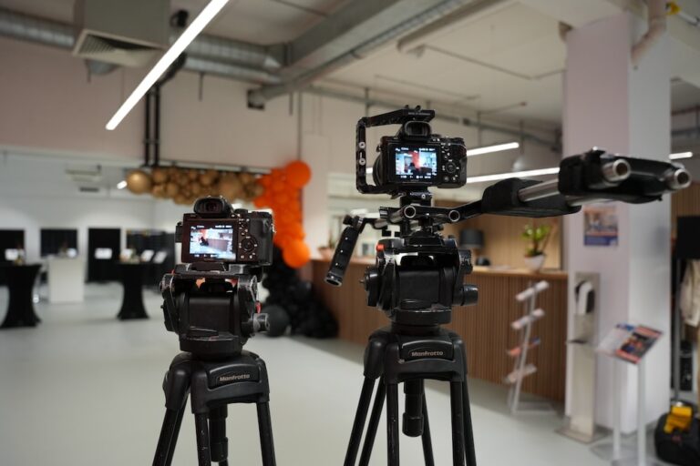 Zwei Kameras von hinten fotografiert in der Ausstellung von naturwaerme in Mainaschaff