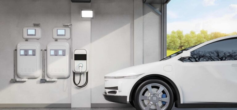 Weißes Auto in Garage mit Ladestation und Speichergeräten.