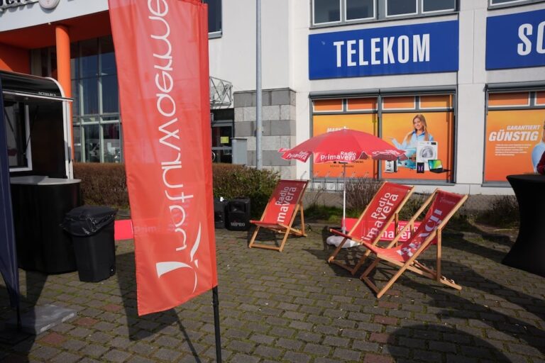 Klappstühle und Schirm von Radio PrimaVera