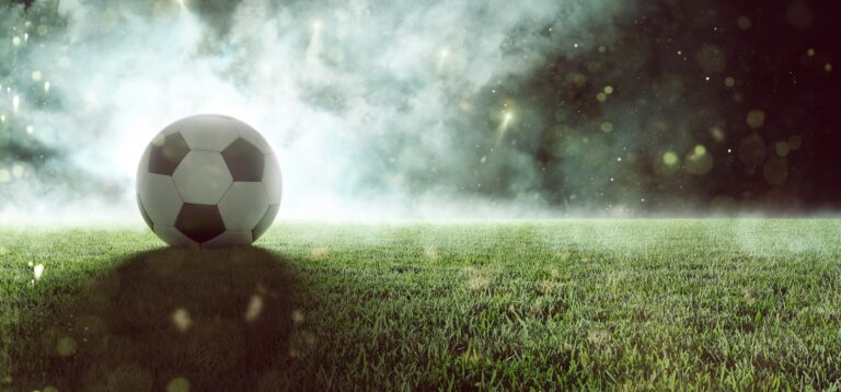 Fussball auf Rasen zu sehen.