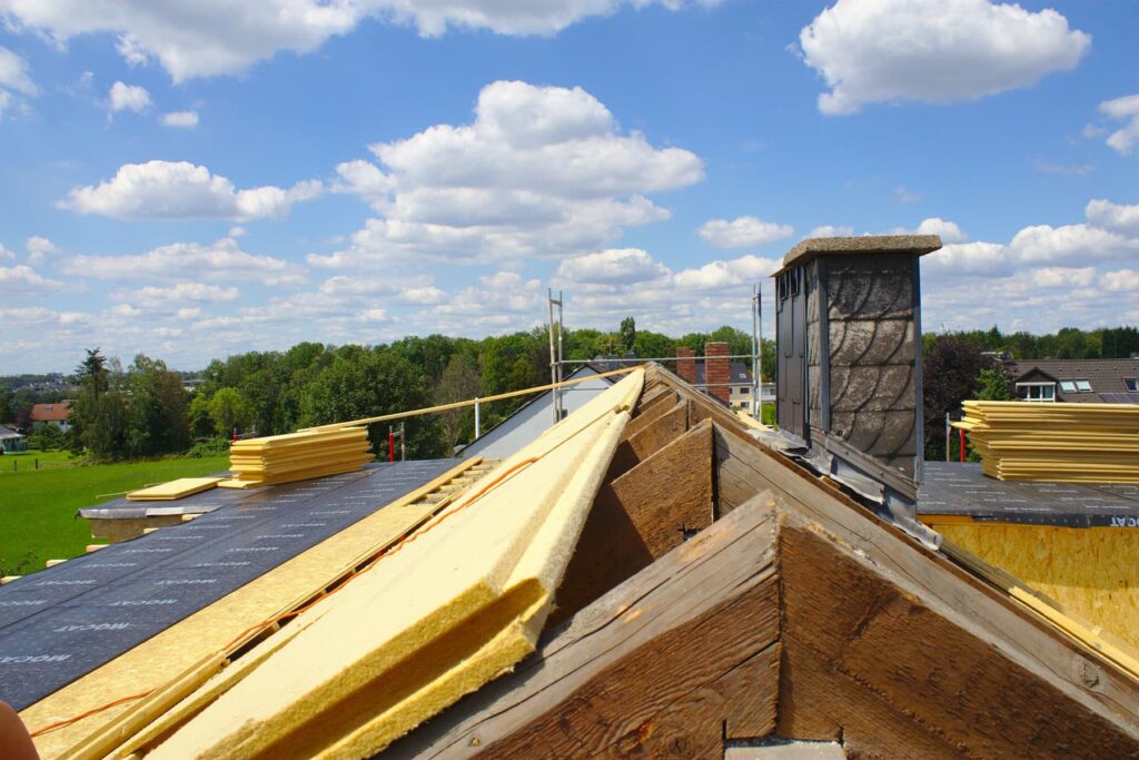 Ein Dach wird saniert und gedämmt.