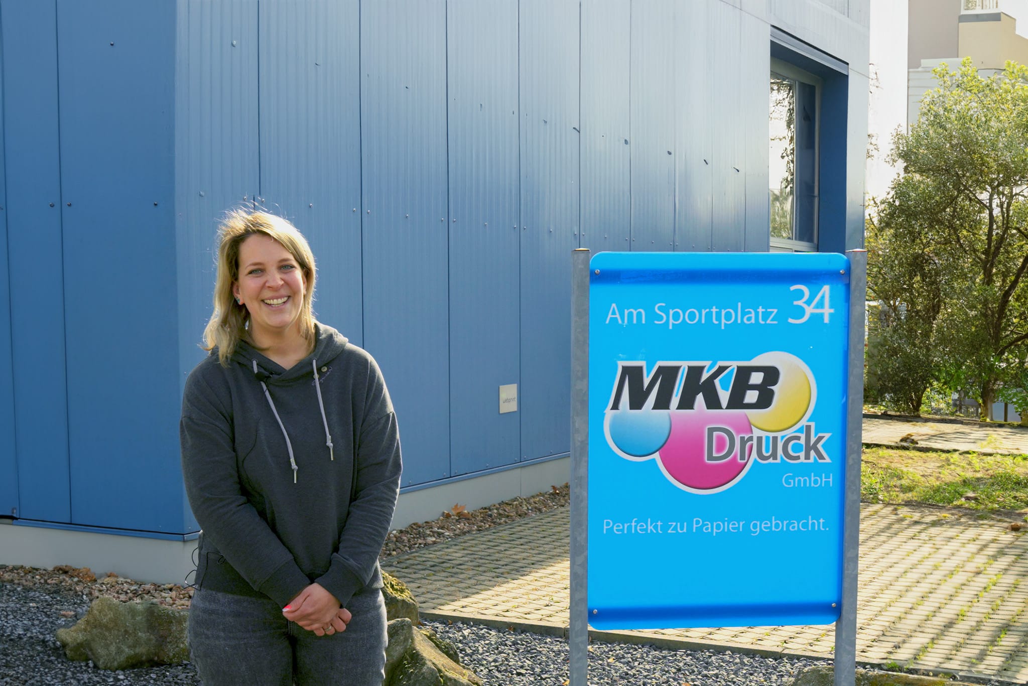 Pia Büttner, die Geschäftsführerin von MKB Druck, ist begeistert von der neuen Photovoltaikanlage auf dem Firmendach.