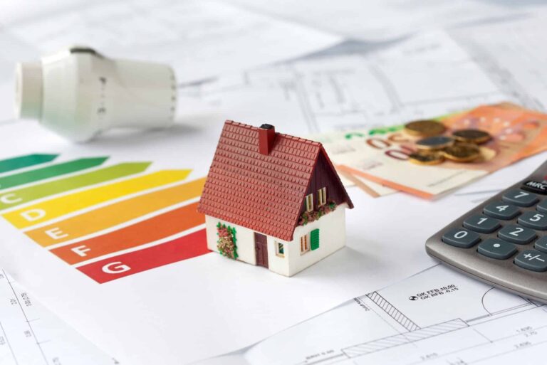 Bebauungsdokumente, Geld, Taschenrechner und kleines Haus