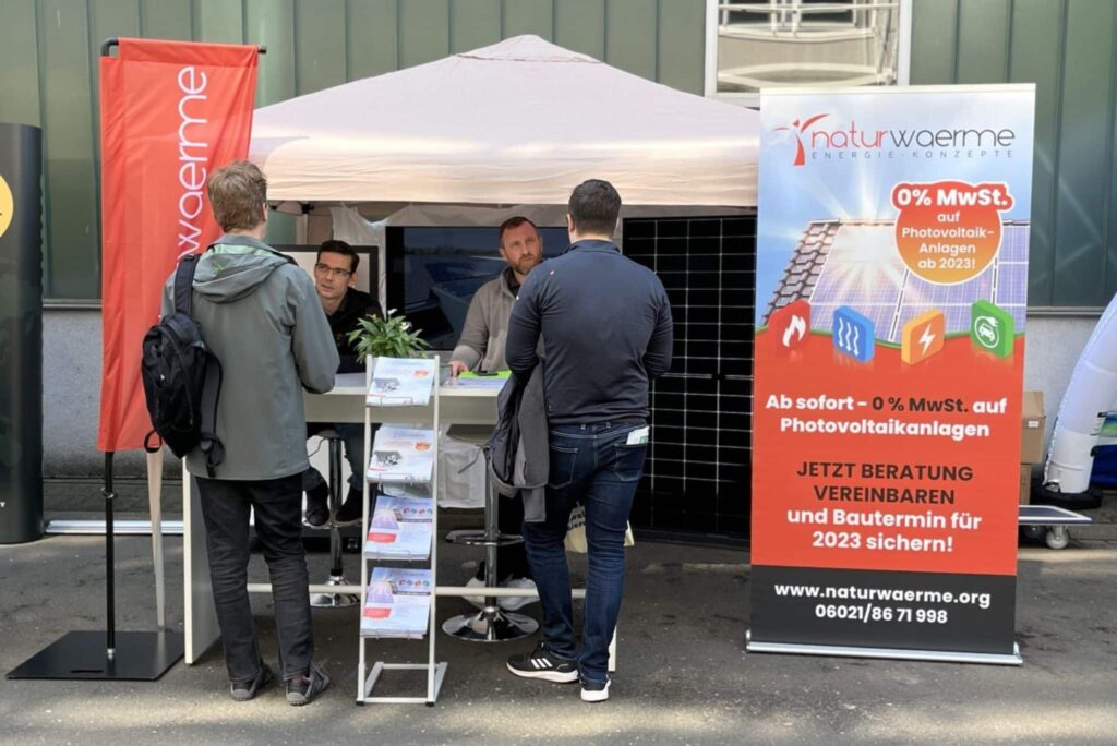 Messestand der Firma naturwaerme mit jeweils zwei Beratern