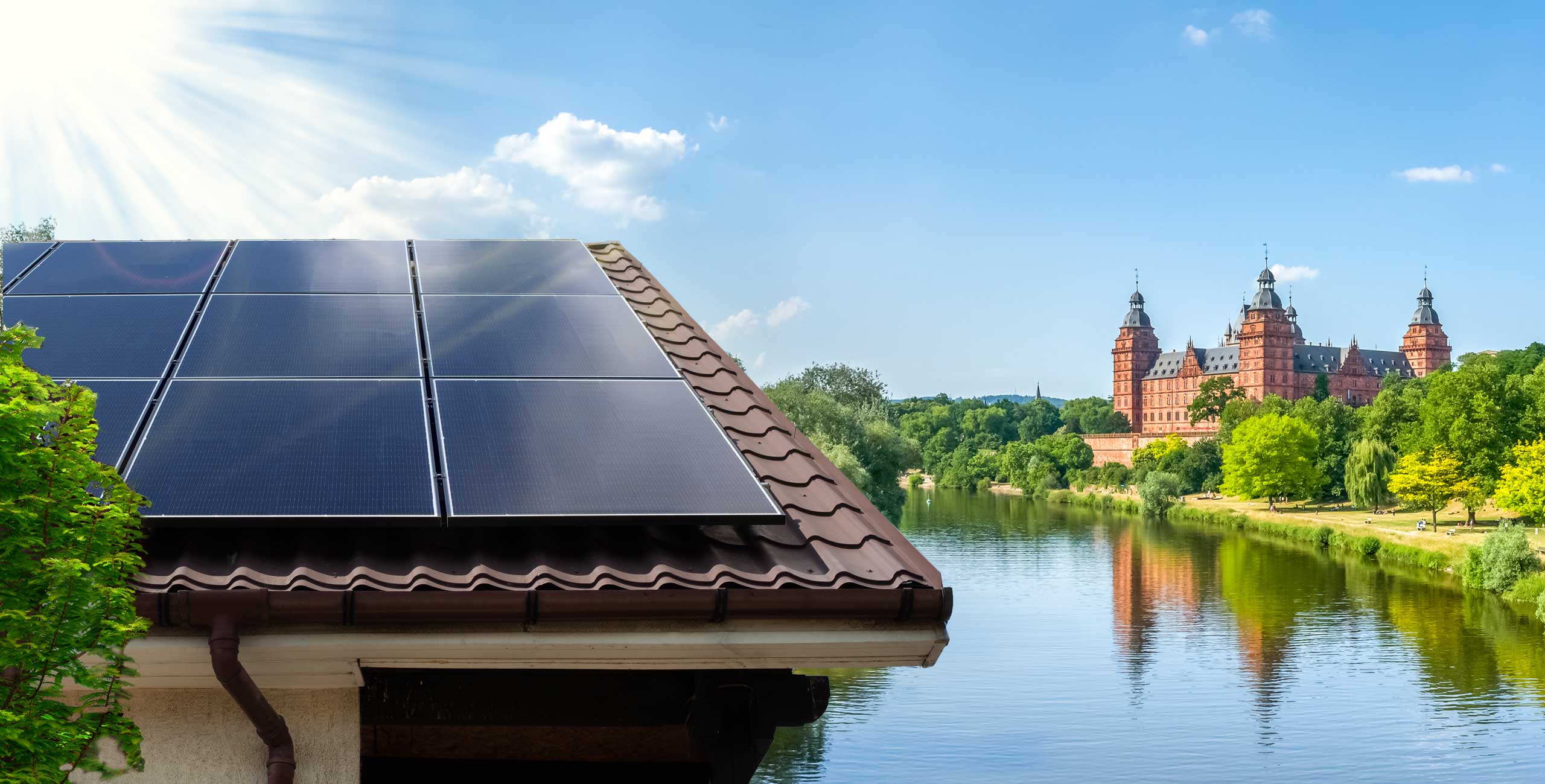 Hausdach mit Photovoltaik und Aschaffenburg Schloss im Hintergrund