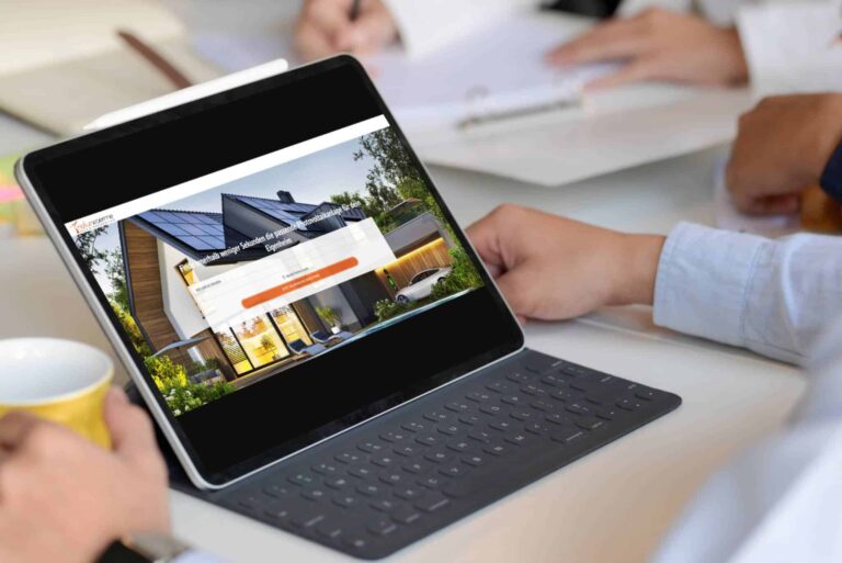 Mann sitzt vor Notebook mit geöffnetem PV-Rechner