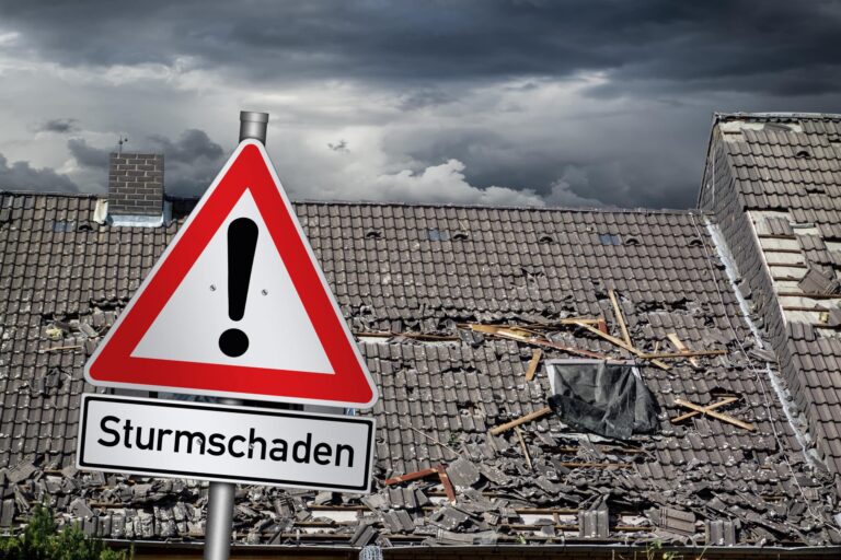 Kaputtes Dach durch Sturmschäden. Signalschild mit dem Wort Sturmschaden
