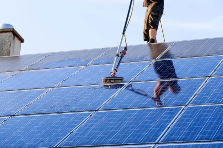 Handwerker reinigt Photovoltaikanlage