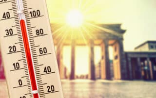 Thermometer zeigt hohe Temperaturen vor Brandenburger Tor