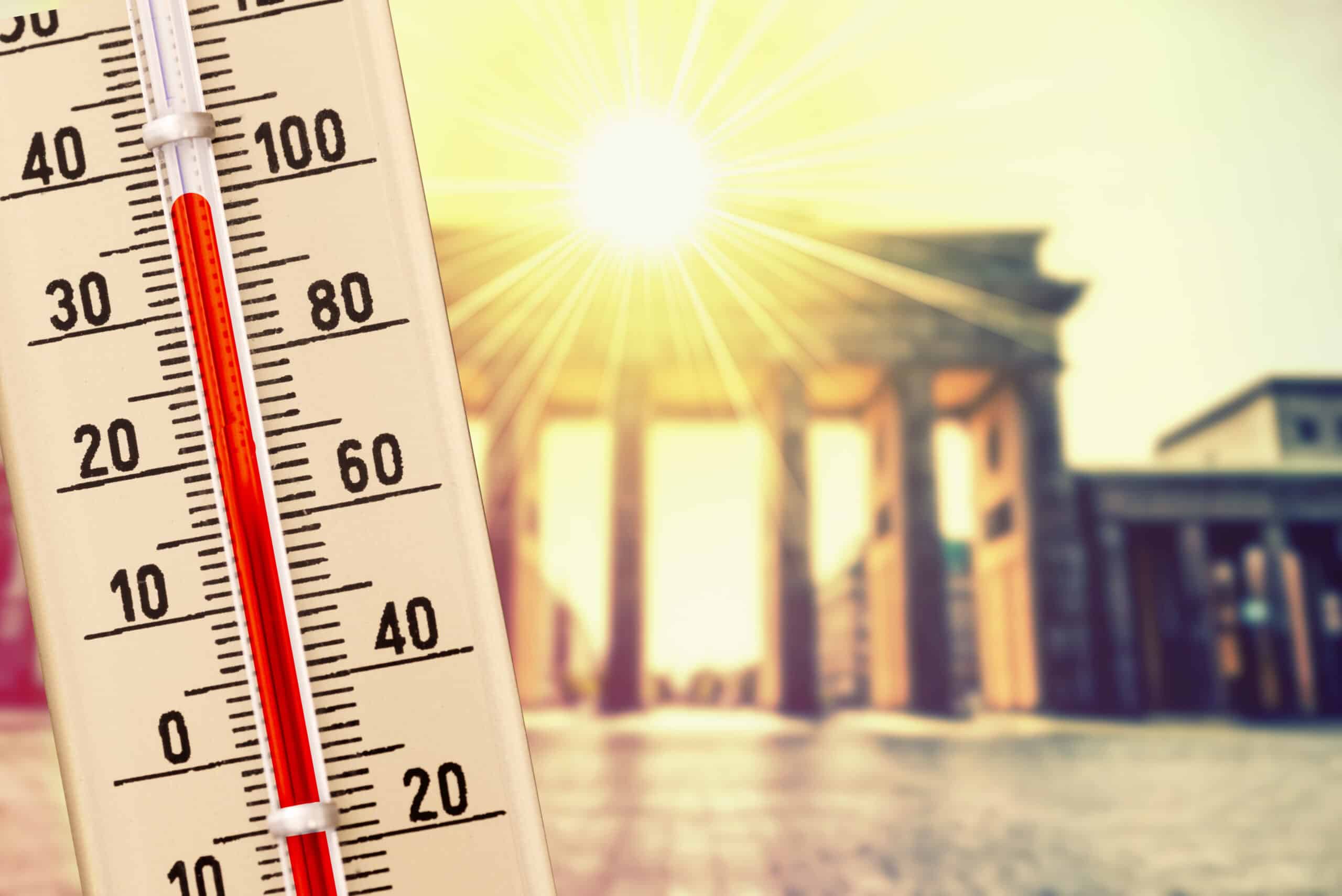 Thermometer zeigt hohe Temperaturen vor Brandenburger Tor