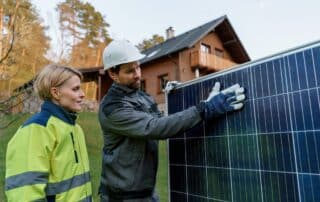 Zwei Handwerker mit Solarmodul