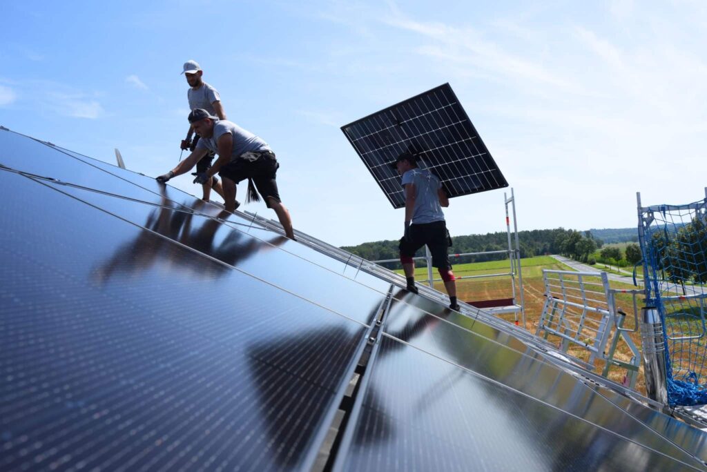 Die Mitarbeiter von naturwaerme beim Montieren einer Photovoltaik Anlage
