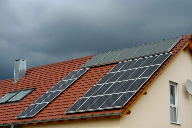 Photovoltaikanlage auf Hausdach, Himmel bewölkt
