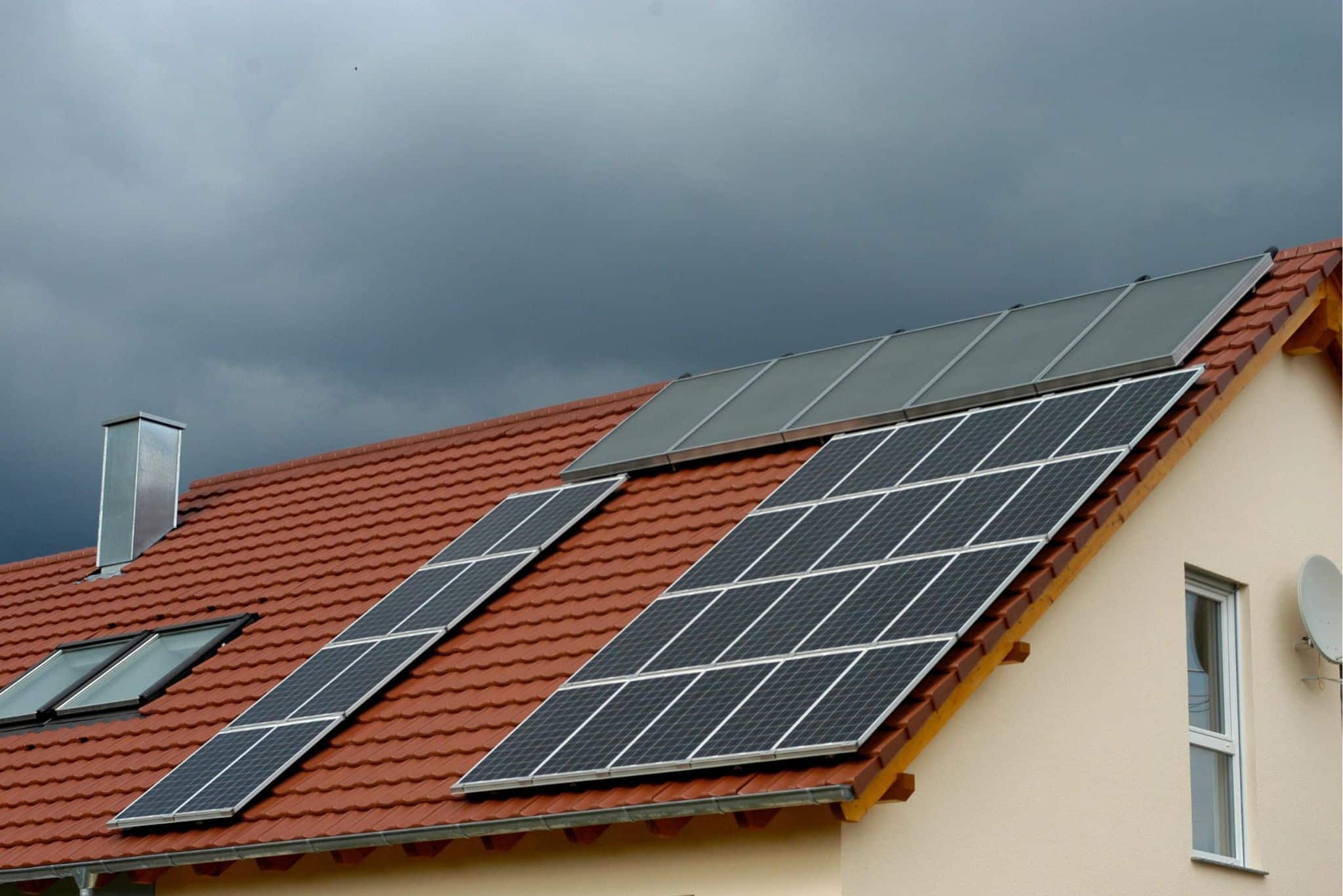 Photovoltaik bei schlechtem Wetter Photovoltaikanlage auf Hausdach, Himmel bewölkt