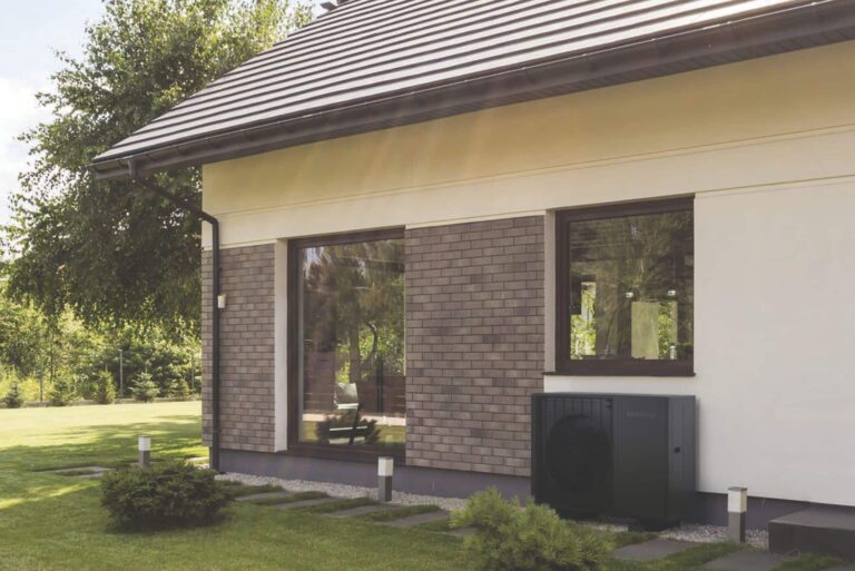 Wärmepumpe steht vor Haus