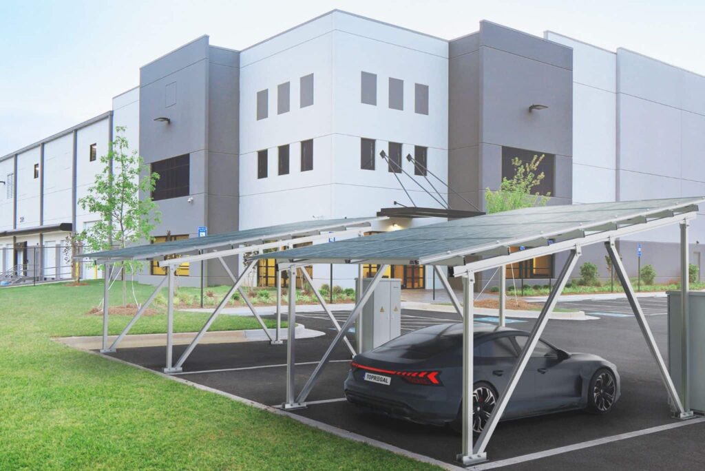 Auto unter Solarcarport