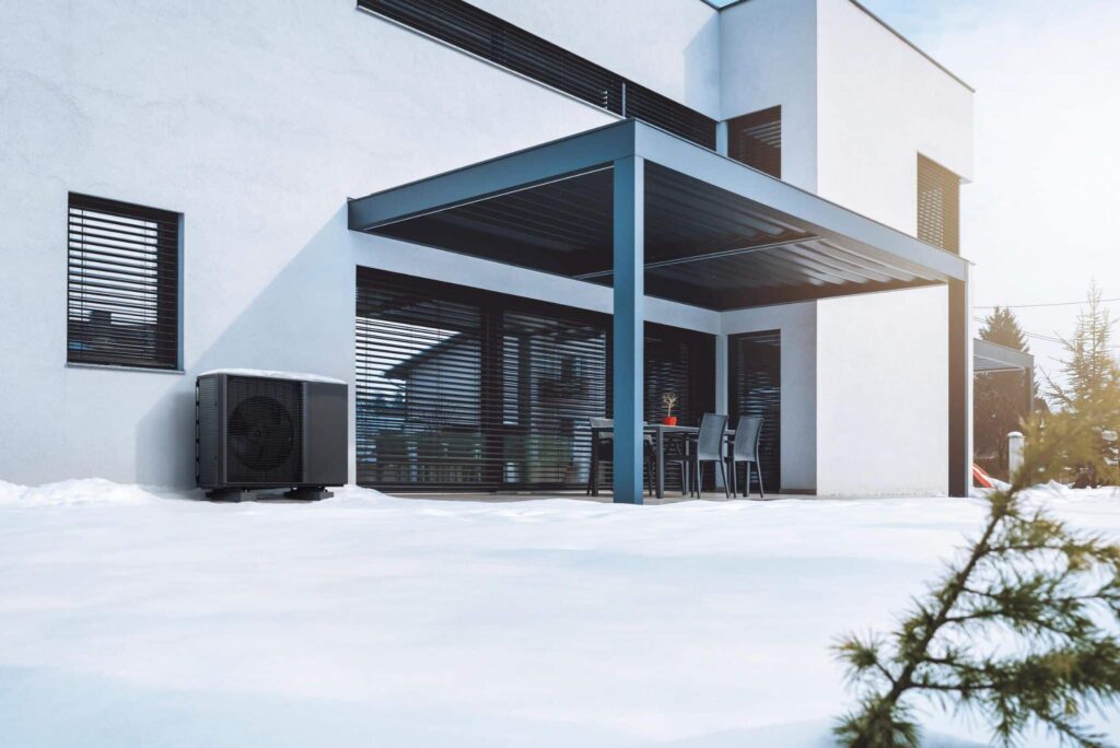 Eine Wärmepumpe im Schnee