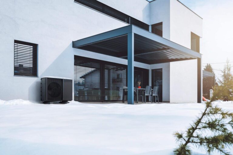 Eine Wärmepumpe im Schnee
