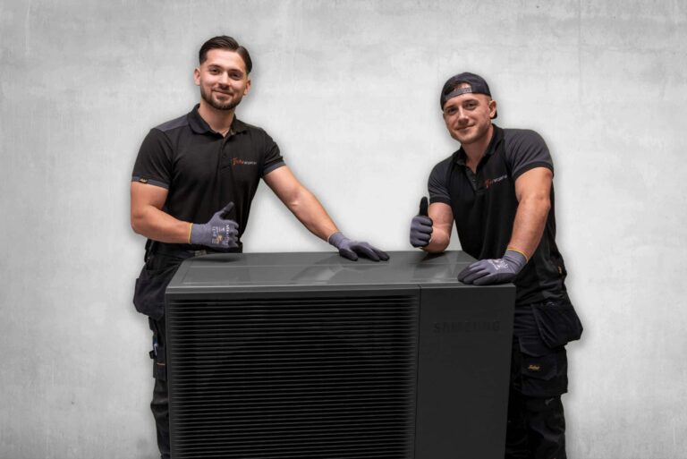 Handwerker repariert Wärmepumpe