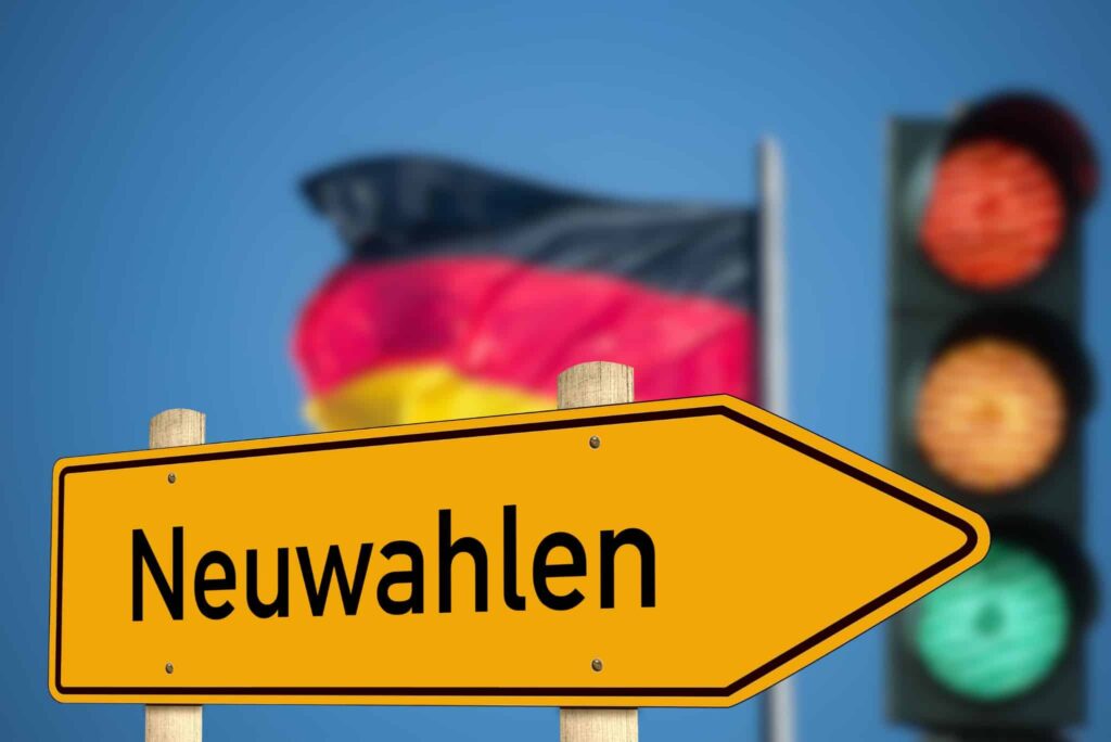 Ampel, Deutschlandflagge und Schild Neuwahlen