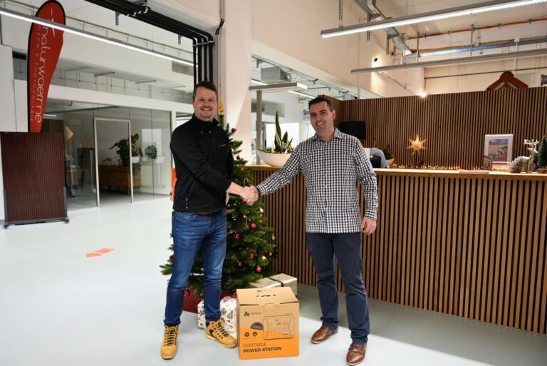 Tony Seifert überreicht den Adventskalender-Gewinn an Sebastian Ottmann