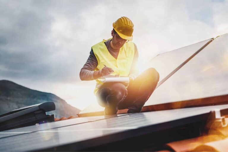 Handwerker prüft eine Photovoltaikanlage