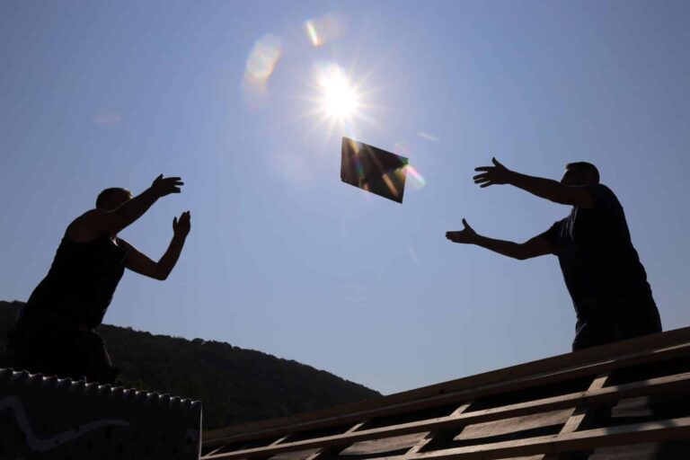 Zwei Dachdecker bei der Arbeit