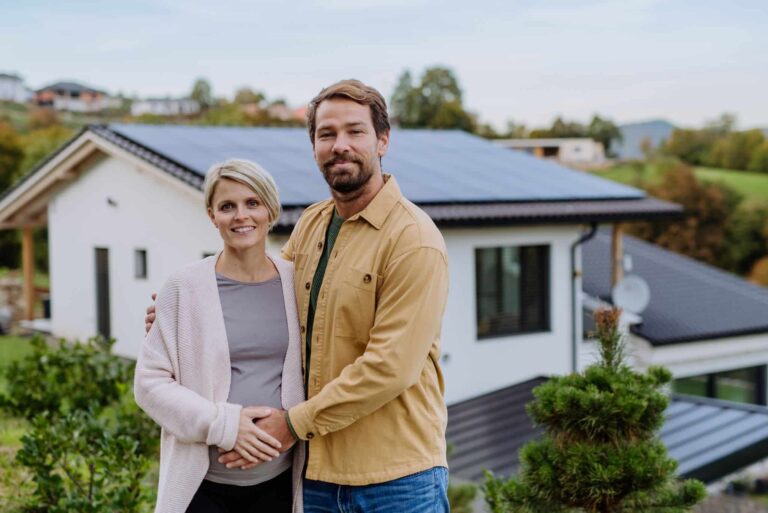 Pärchen steht vor 10 kWp Photovoltaikanlage