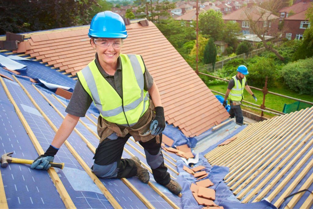 Dachdeckerin bei der Arbeit auf dem Dach
