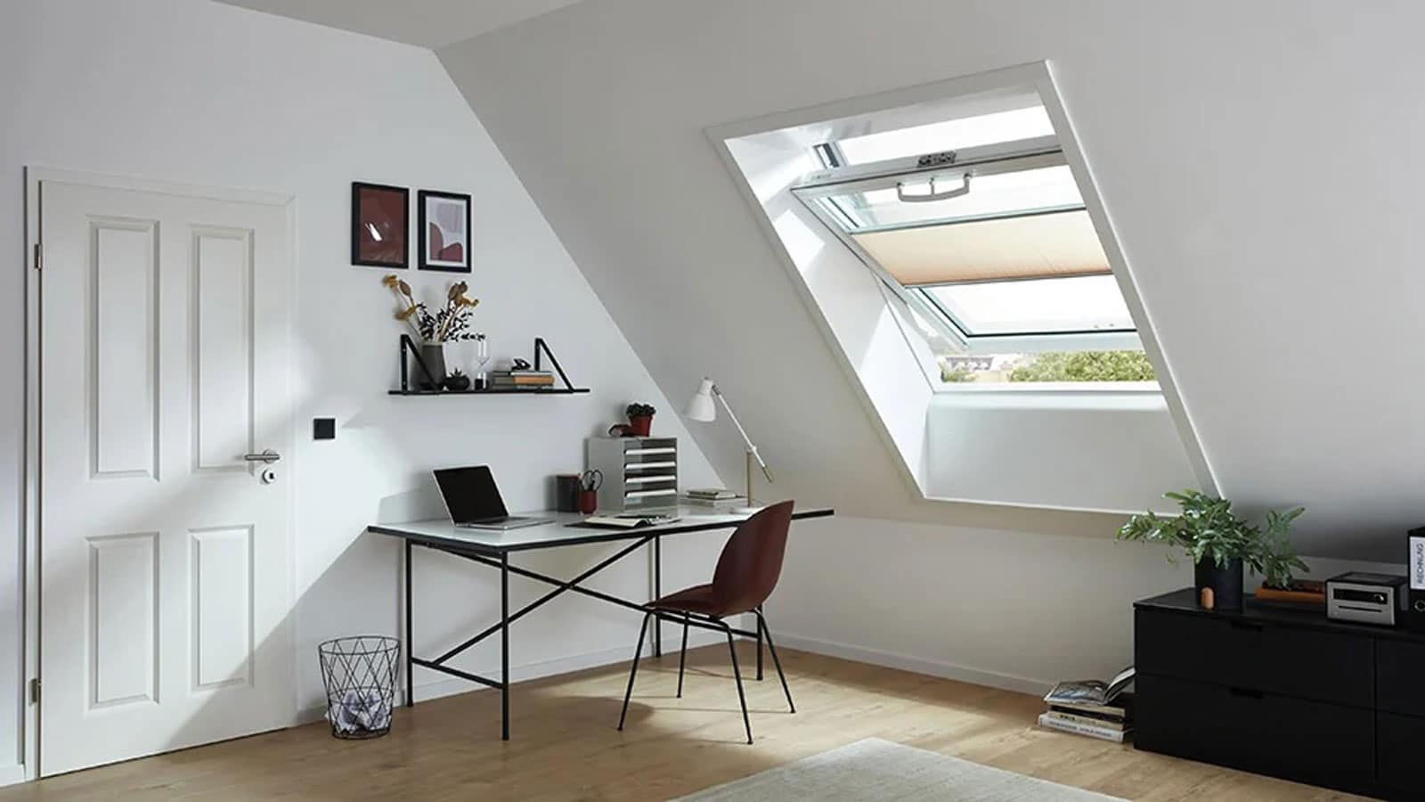 Dachgeschosswohnung mit Schreibtisch und offenen Dachfenster