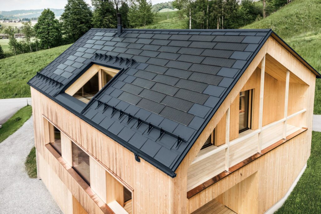 Ein Prefa Solardach auf einem Holzhaus